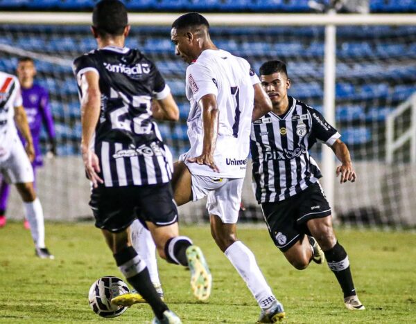 Série D: Maranhão vence clássico contra o Sampaio Corrêa, Altos segue na liderança após derrotar o Iguatu e Ferroviário empata com o Treze 3 Felipe Cruz com a bola dominada - Foto: Lenilson Santos