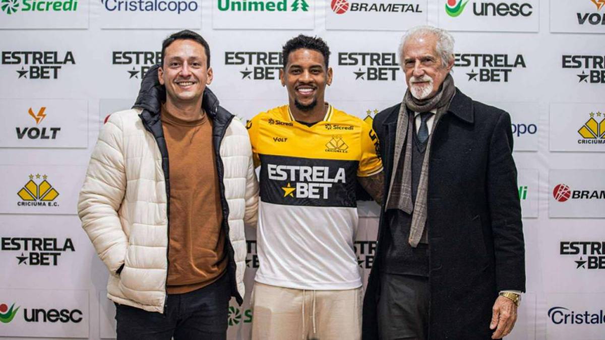 Lembra deles? Confira a situação dos jogadores emprestados pelo Sport em 2025 7 Executivo de futebol Ítalo Rodrigues, Felipinho e o presidente Valter Minotto. Foto: João Vitor Pereira/ Criciúma E.C.