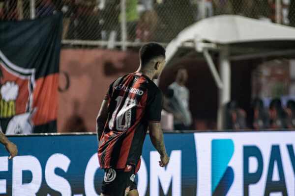 Após dois anos, camisa 10 do Vitória volta para Matheuzinho 1 Matheuzinho em jogo de 2023 - Foto: Victor Ferreira/EC Vitória
