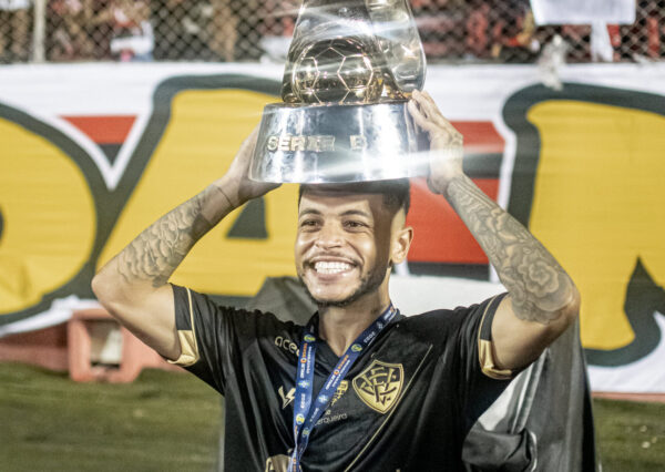 Matheuzinho com a taça da Série B - Foto: Victor Ferreira/ECVitória