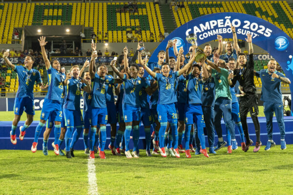 Zagueiro do Fortaleza é convocado para a Seleção Brasileira Sub-17 1 Seleção erguendo o troféu de campeã - Foto: Nelson Terme/CBF