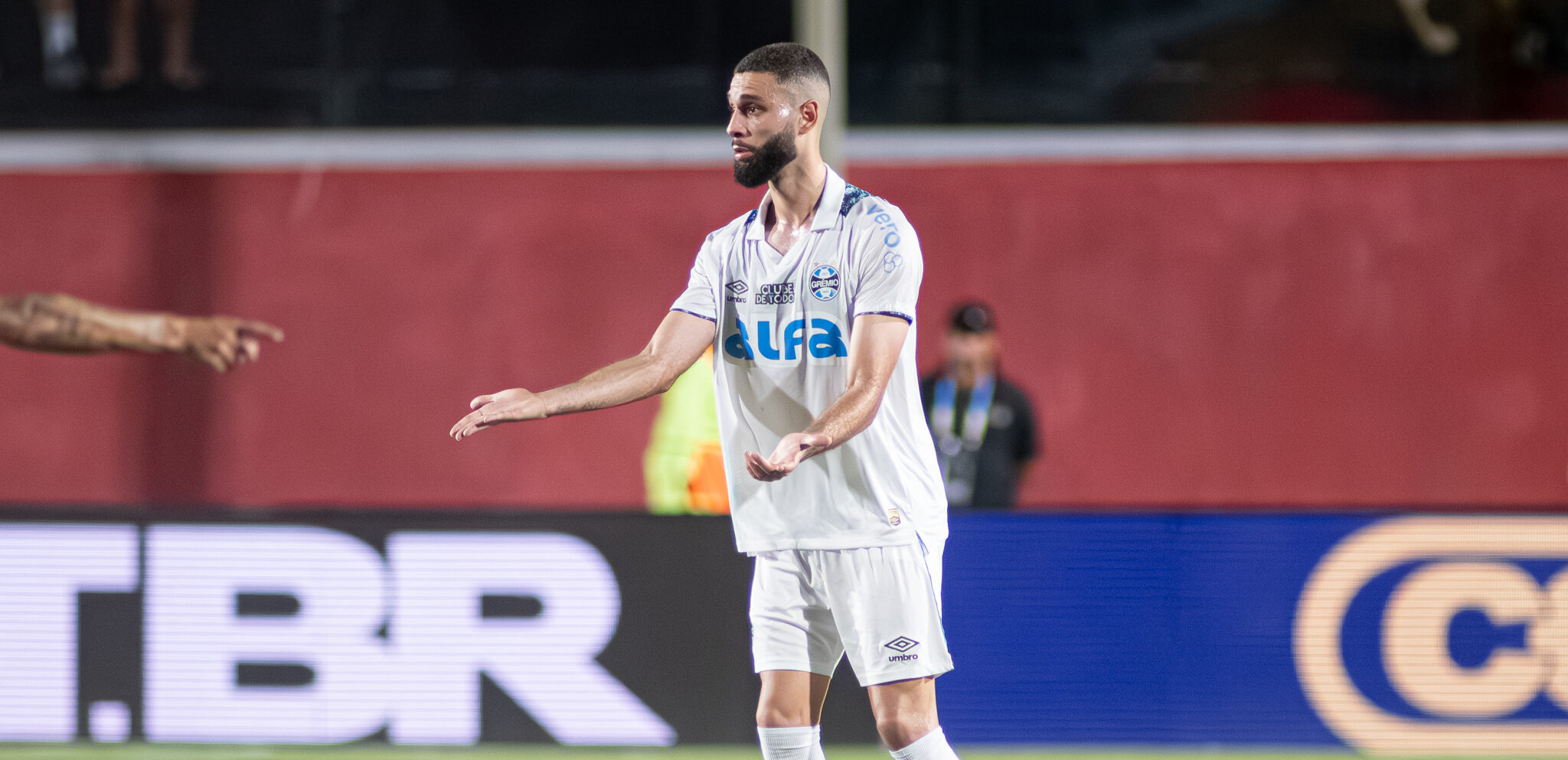 Vitória sofre transfer ban da Fifa por impasse com o Grêmio; entenda 1 Wagner Leonardo, zagueiro do Grêmio - Foto: Celo Gil/Grêmio FBPA