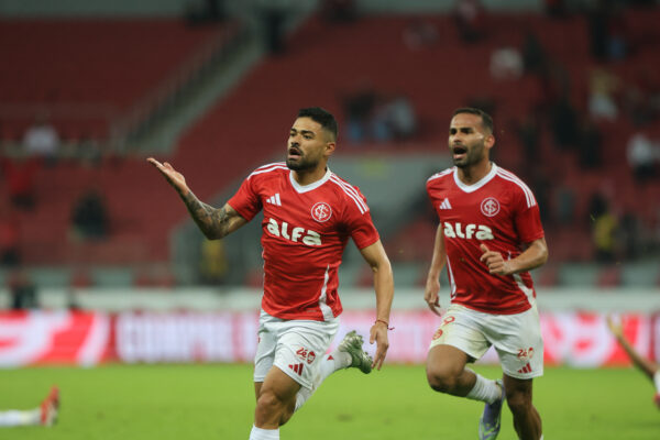 Vitória joga bem, mas perde para o Internacional e volta para a zona de rebaixamento em estreia de Fábio Carille 3 Bruno Tabata comemora seu gol - Foto: Ricardo Duarte/Internaciona