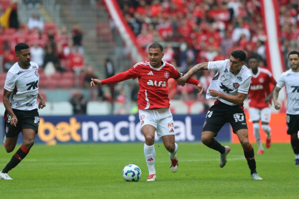 Vitória joga bem, mas perde para o Internacional e volta para a zona de rebaixamento em estreia de Fábio Carille 2 Alan Patrick disputa bola contra jogador do Vitória - Foto: Ricardo Duarte/Internacional