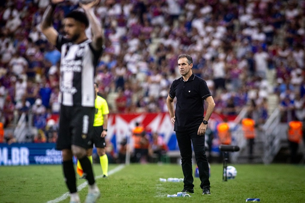 Léo Condé divide mérito da vitória do Ceará no Clássico-Rei com “todos” e elogia dedicação do time