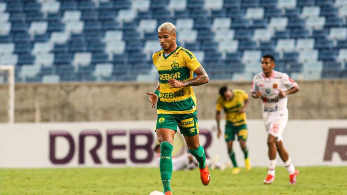 Náutico encaminha a contratação do atacante Lucas Cardoso, do Cuiabá