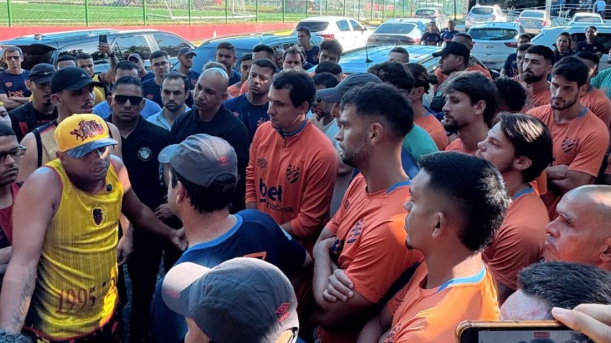 Uniformizada do Sport invade CT e pressiona elenco, comissão técnica e dirigentes pela má fase na Série A 1 Torcida do Sport no CT