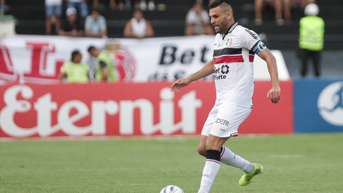 Santa Cruz: William Alves comemora acesso e agradece a Itamar Schülle: "Foi firme em apostar na minha volta" 1 William Alves, zagueiro do Santa Cruz