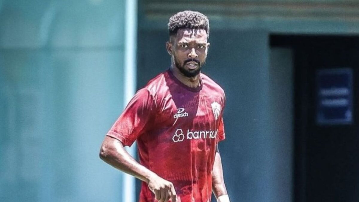 Adailson tem nome publicado no BID e está apto a estrear pelo Santa Cruz