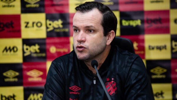 Daniel Paulista em coletiva no Sport