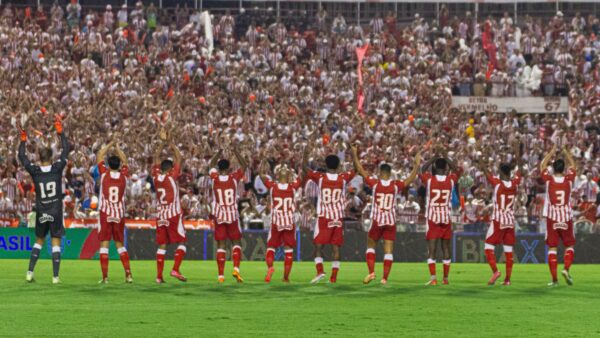 Náutico pode voltar a passar quatro jogos seguidos sem levar gol após sete anos 1 Elenco do Náutico diante da torcida nos Aflitos