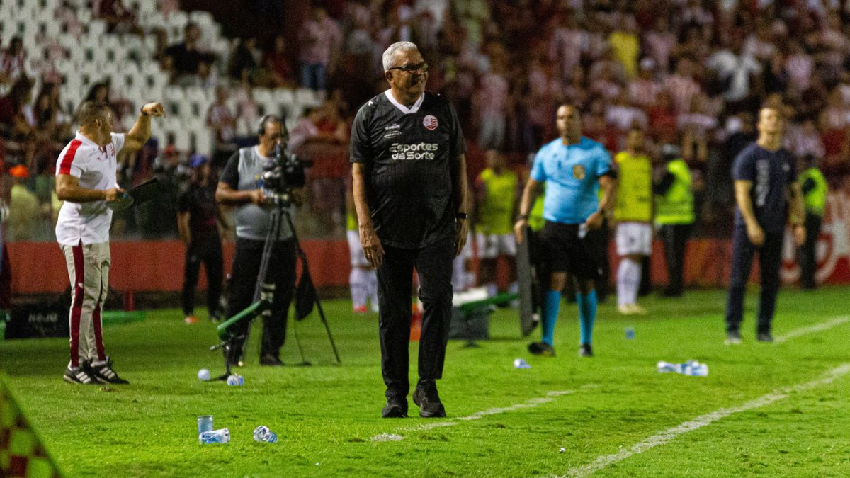 Náutico não terá Hélio do Anjos e mais dois atletas suspensos para duelo contra o Guarani