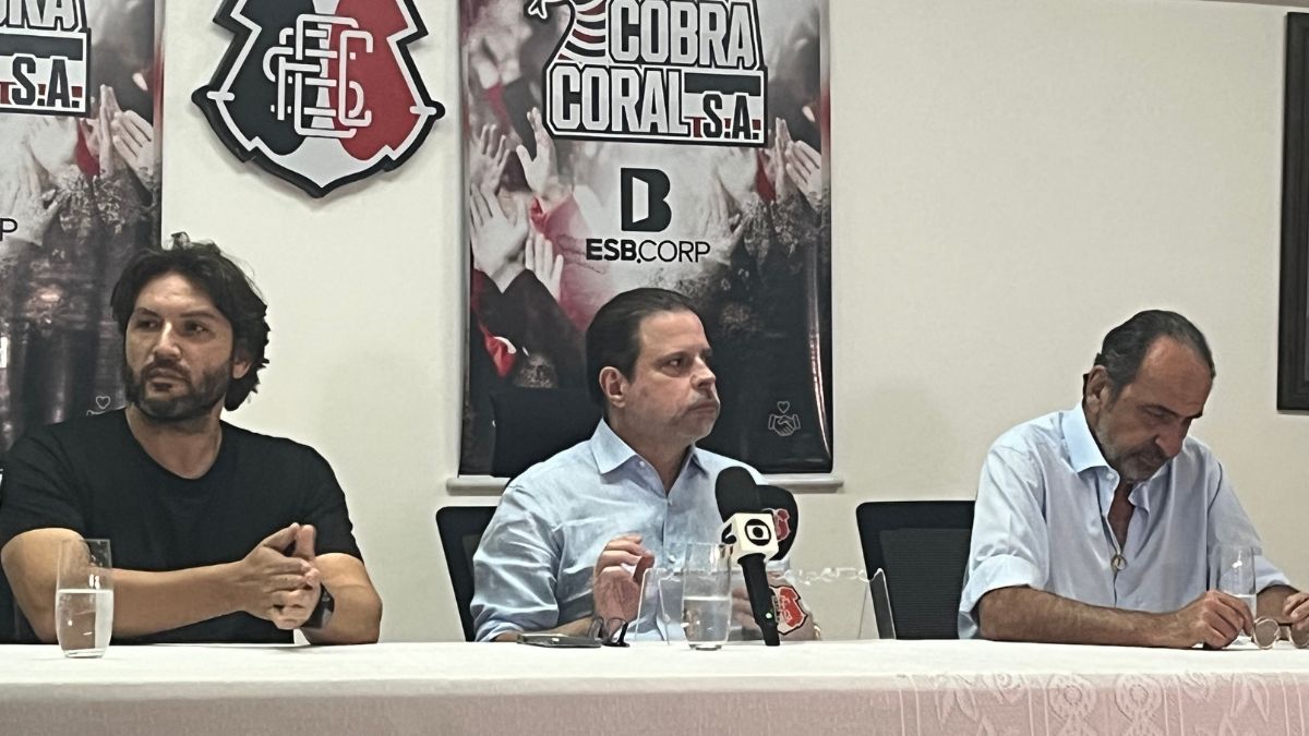 Alexandre Kalil participa de coletiva junto com Iran Barbosa, da SAF coral, e o presidente Bruno Rodrigues, do Santa Cruz