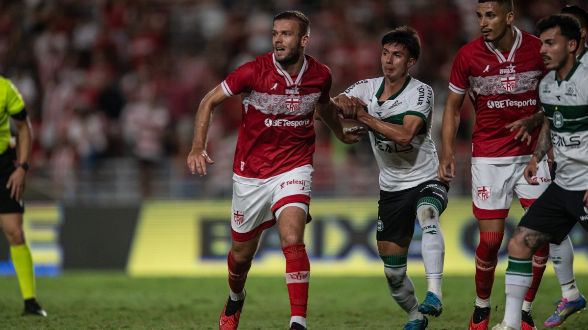 CRB para no goleiro, toma gol no fim e perde do Coritiba pela Série B