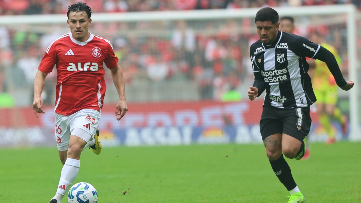 Em duelo intenso, Ceará perde do Internacional fora de casa pelo Brasileirão 2 Galeano, do Ceará, em lance contra Bernabei, do Internacional