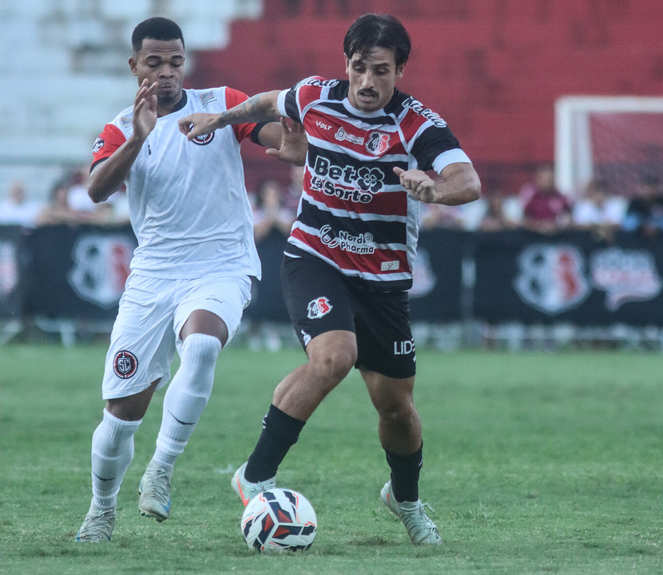 Santa Cruz desperdiça muitas chances e arranca empate com o Santa Cruz-RN no Arruda pela Série D