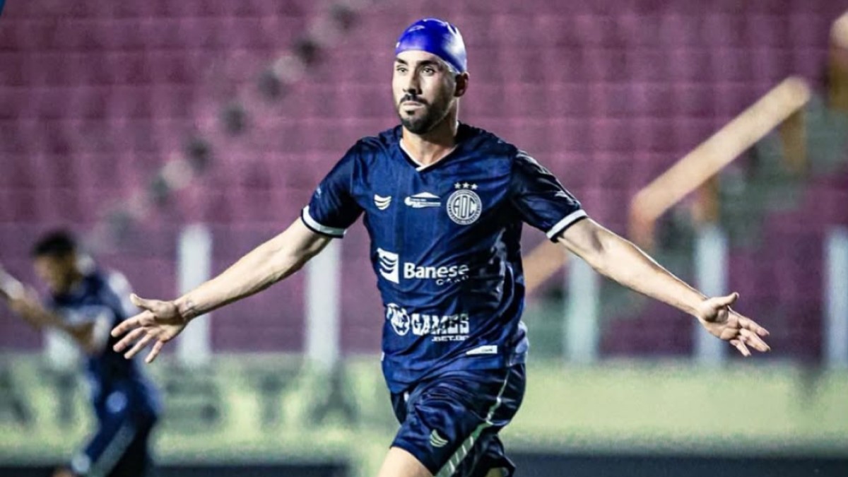 Em jogo de duas viradas, Confiança bate Tombense e sai do Z-4 da Série C 1 Maikon Aquino, atacante do Confiança