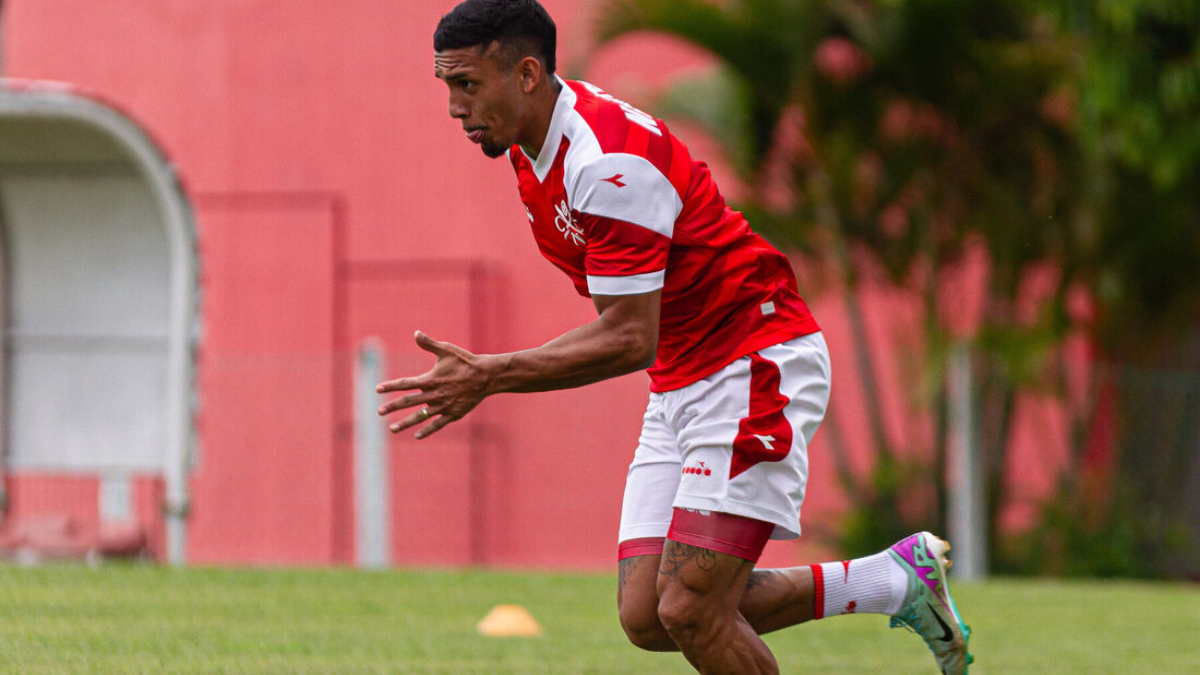 “Não quer ficar”, diz auxiliar do Náutico sobre Hélio Borges, que recebeu proposta de clube da Bulgária e tem situação indefinida