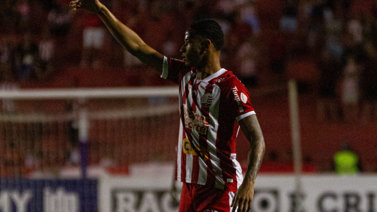 Lucas Cardoso avalia momento com a camisa 10 do Náutico e valoriza coletivo: “Ninguém joga sozinho”