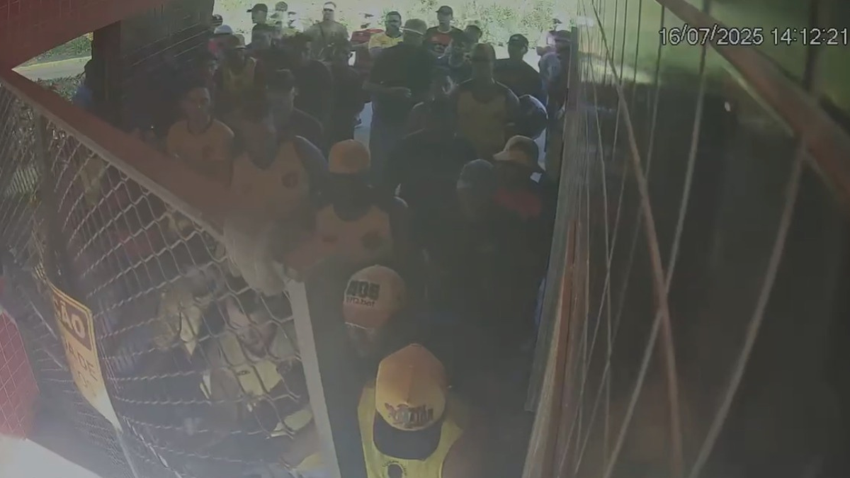 Invasão de torcedores no CT do Sport é capturada por câmera de segurança; veja imagens