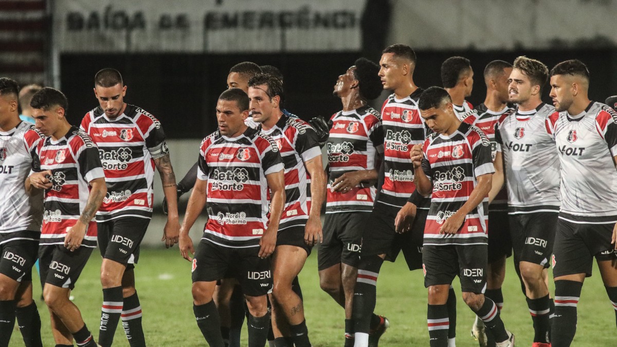 Técnico do Santa Cruz comenta mata-mata e prega atenção contra o Sergipe: "Não adianta pensar no terceiro jogo" 2 Elenco do Santa Cruz em 2025, após jogo contra o Santa Cruz-RN na Série D