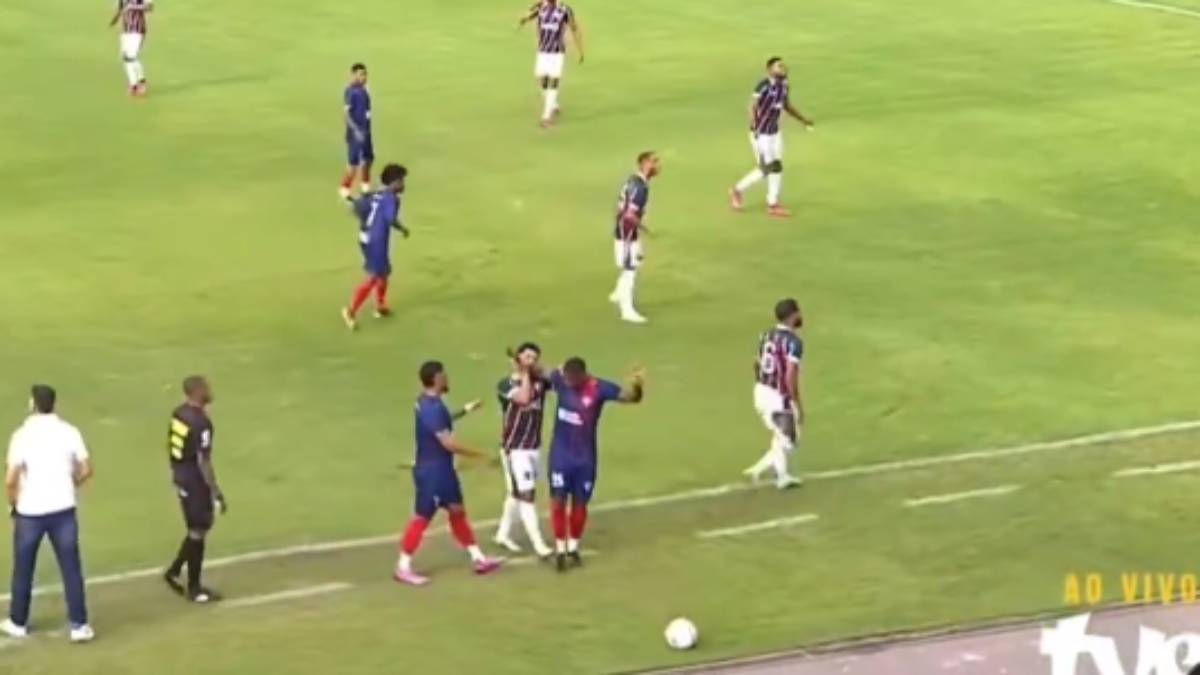 Jogador do Fluminense de Feira morde adversário em semifinal da Série B do Baianão