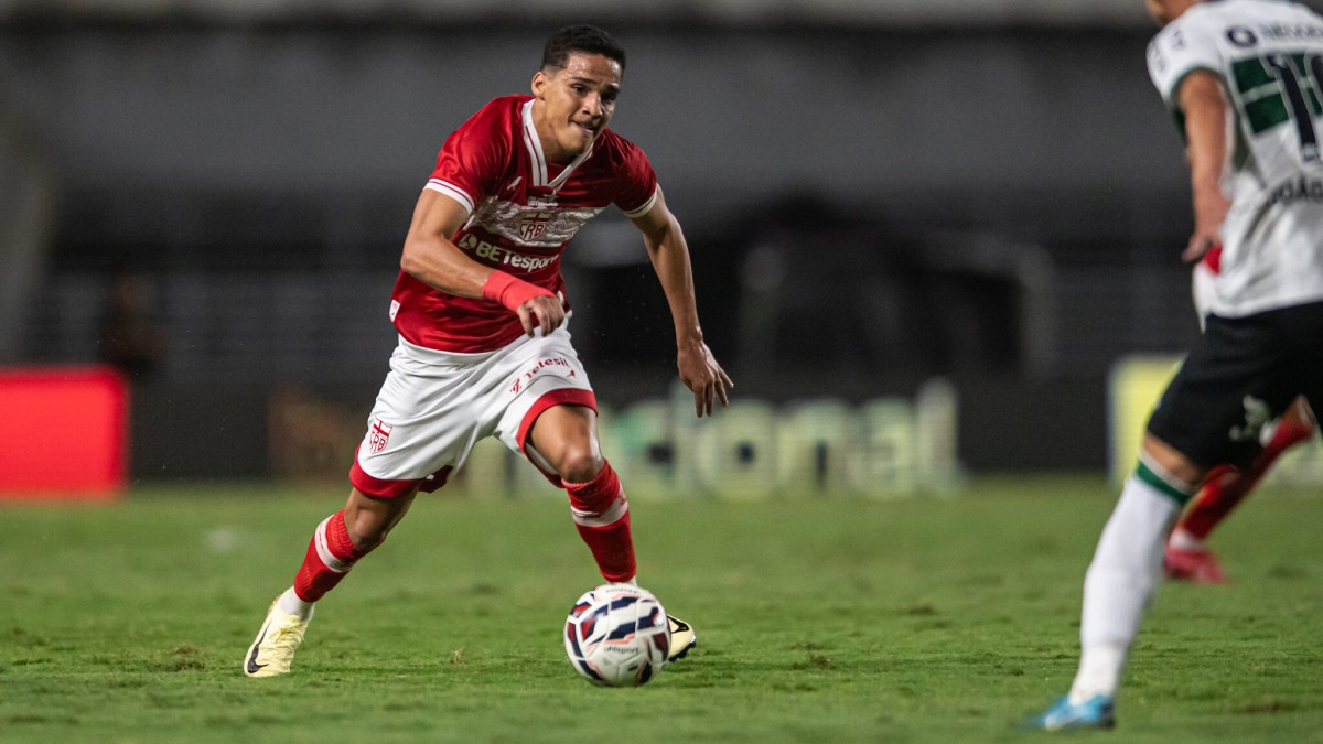 CRB para no goleiro, toma gol no fim e perde do Coritiba pela Série B 2 Thiaguinho, atacante do CRB