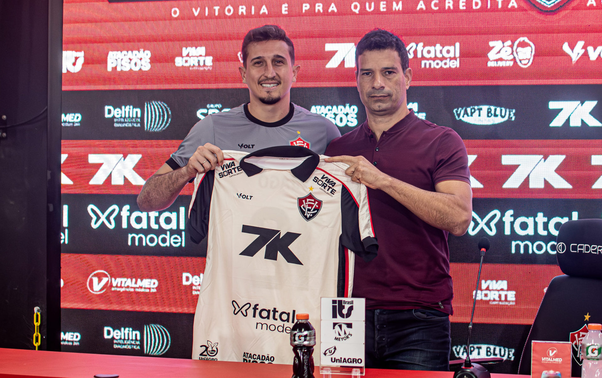Thiago Couto é apresentado no Vitória e garante que briga para ser titular