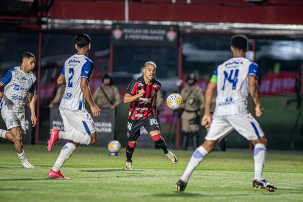 Com gol no fim, Confiança vence o Vitória e garante vaga na semifinal do Nordestão 1 Maykon Jesus carrega a bola, mas é pressionado - Foto: Victor Ferreira/EC Vitória