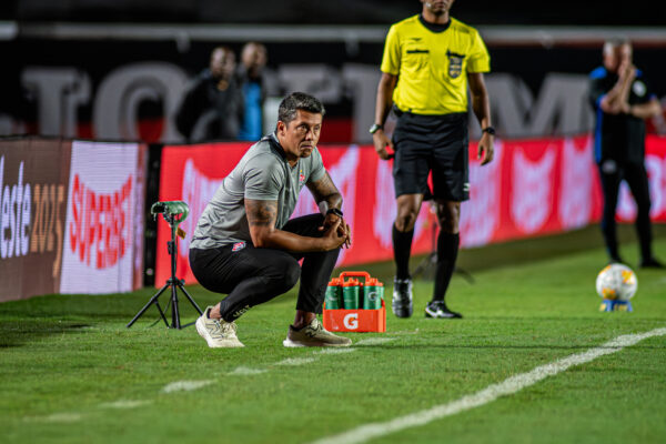 Com gol no fim, Confiança vence o Vitória e garante vaga na semifinal do Nordestão 2 Thiago Carpini foi muito vaiado pela torcida - Foto: Victor Ferreira/EC Vitória
