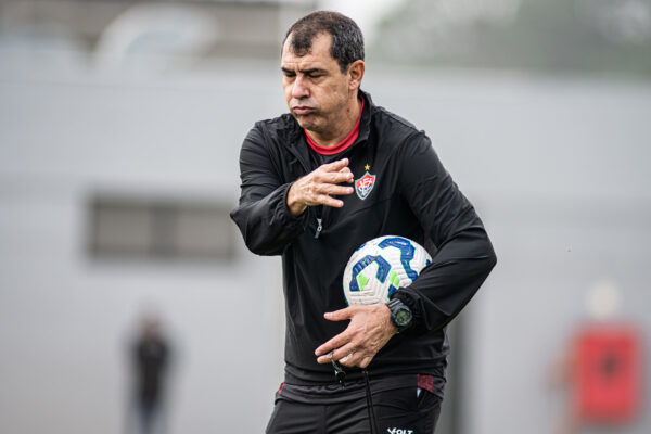 Num duelo de seis pontos, Vitória enfrenta Internacional e tem tabu à vista 1 Fábio Carille comanda atividade no Vitória - Foto: Victor Ferreira/EC Vitória
