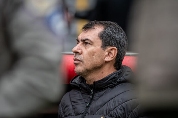Vitória joga bem, mas perde para o Internacional e volta para a zona de rebaixamento em estreia de Fábio Carille 1 Fábio Carille, técnico do Vitória - Foto: Victor Ferreira/EC Vitória