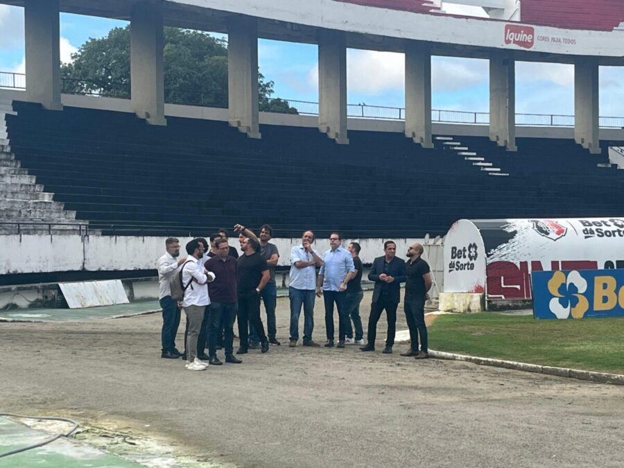 Alexandre Kalil e membros da SAF do Santa Cruz visitam o estádio do Arruda