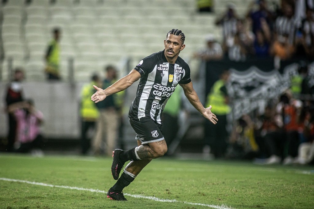 Fernando Sobral celebra marca de 200 jogos no Ceará e agradece carinho da torcida