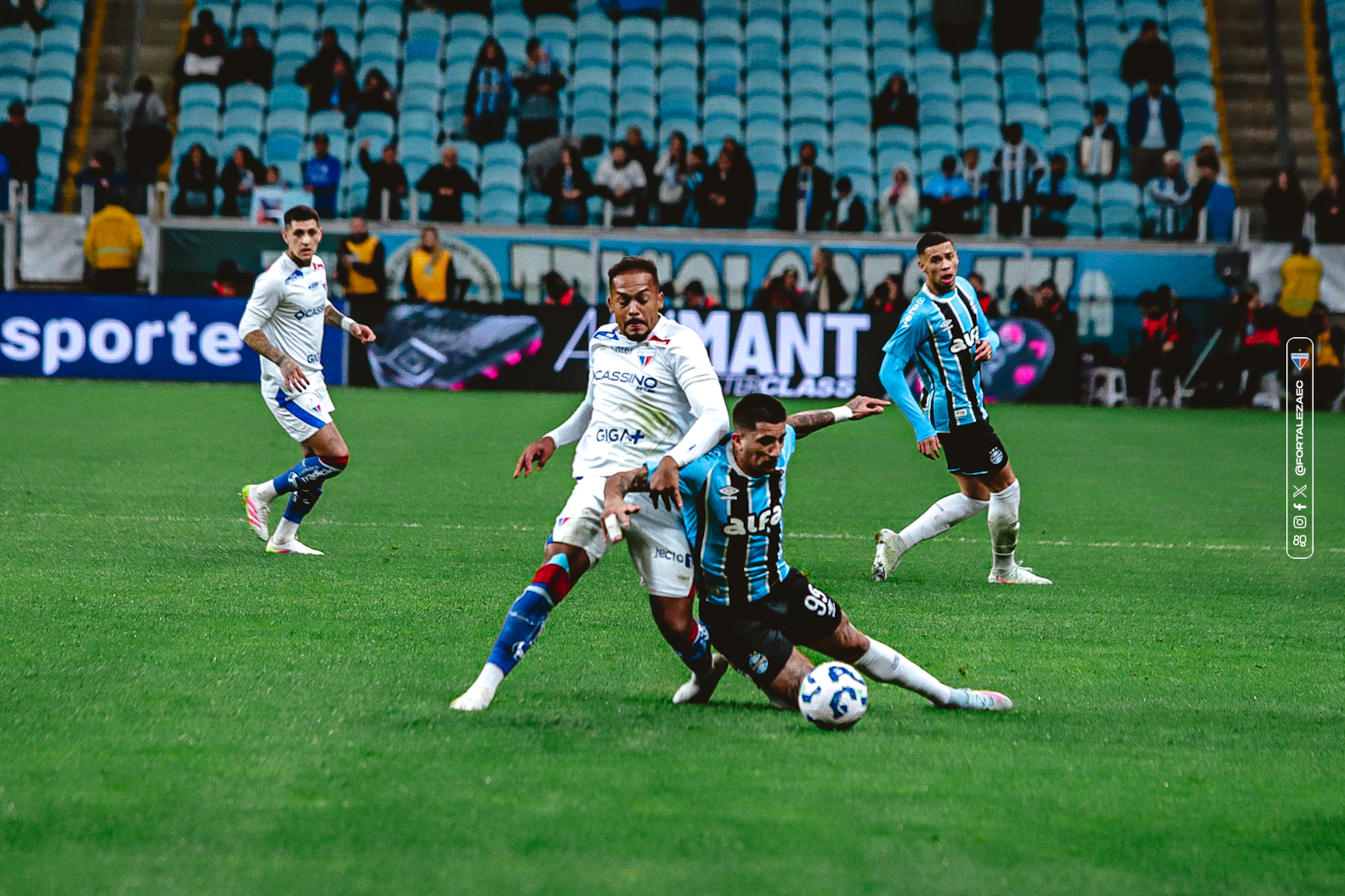 Com gols no primeiro tempo, Fortaleza perde para o Grêmio e permanece no Z-4 da Série A