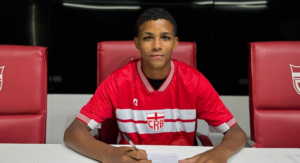 Atleta do CRB de 17 anos assina o primeiro contrato profissional