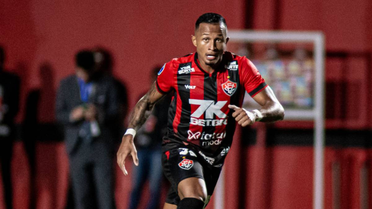 Sport envia proposta de empréstimo por Léo Pereira, mas Vitória dificulta liberação