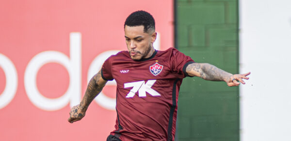 Vitória: Willian Oliveira se recupera de lesão e vira opção contra o Flamengo 2 Matheuzinho, meia do Vitória - Foto: Victor Ferreira/EC Vitória