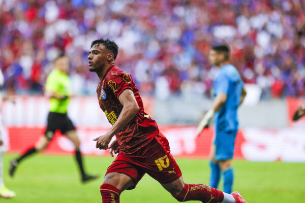 Com Ancelotti e mais de 45 mil torcedores presentes, Bahia vence Santos e se consolida no G4 da Série A 1 Lucho Rodríguez comemora seu gol - Foto: Rafael Rodrigues/EC Bahia