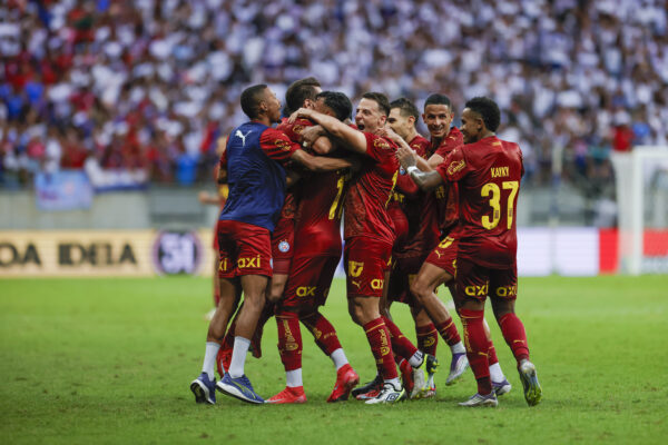 Com Ancelotti e mais de 45 mil torcedores presentes, Bahia vence Santos e se consolida no G4 da Série A 2 Equipe comemora o segundo gol do Bahia - Foto: Rafael Rodrigues/EC Bahia