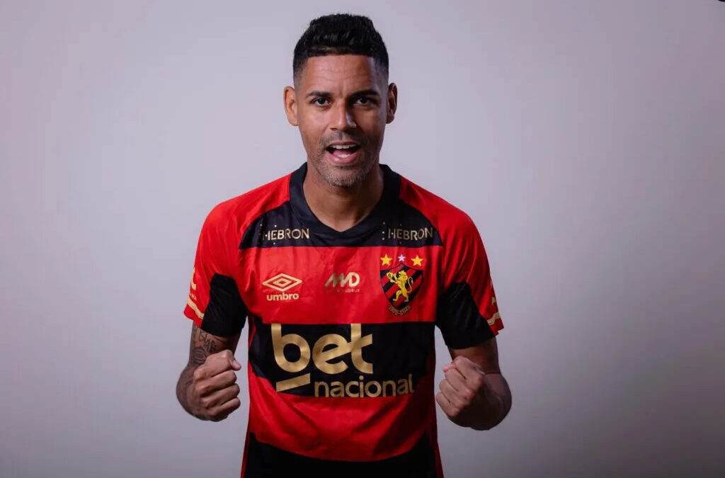 Sport oficializa contratação do lateral-direito Aderlan, vindo Santos