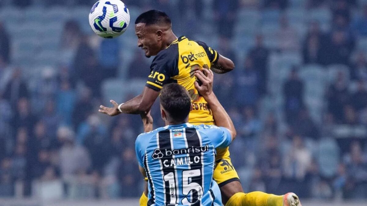 Léo Pereira, atacante do Sport diante do Grêmio pela Série A