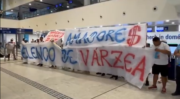 Torcida do Fortaleza realiza protestos no aeroporto e no Pici contra o momento do time