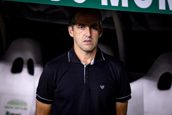 Condé diz que eliminação foi um “duro golpe”, mas exalta atuação de “igual para igual” do Ceará 1 Léo Condé - Ceará - Bahia - Copa do Nordeste - Fonte Nova