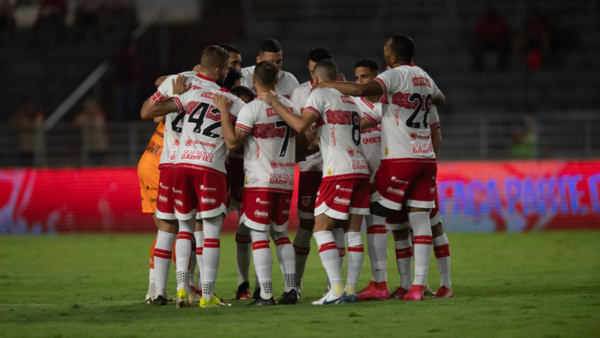 Jogadores do CRB no Estádio Rei Pelé