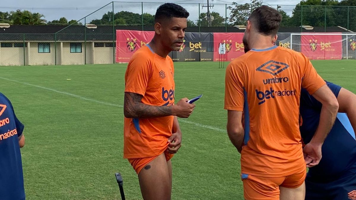 Com presença de Aderlan, Sport segue preparação para enfrentar o Grêmio