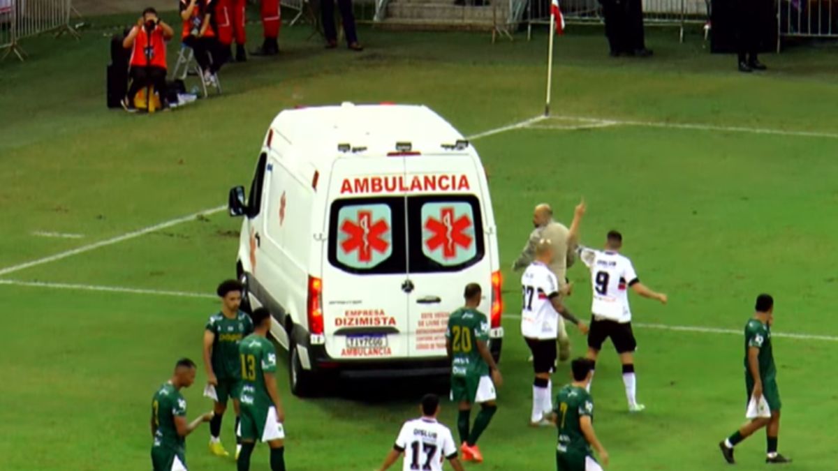 Thiago Galhardo discute com motorista de ambulância em Santa Cruz x Altos 1 Santa Cruz x Altos - Thiago Galhardo discute com motorista de ambulância na Arena de Pernambuco pela Série D 2025