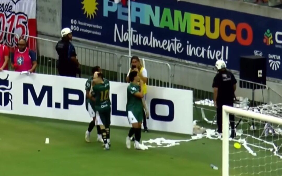 Árbitro registra arremessos de objetos em gol do Altos na súmula, e Santa Cruz pode ser punido