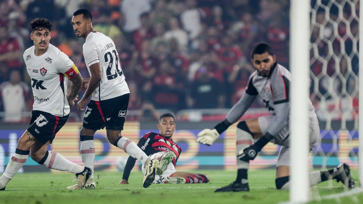 Vitória leva 8 x 0 do Flamengo e sofre a maior derrota da era dos pontos corridos da Série A 1 Flamengo x Vitória pela Série A do Brasileirão 2025, no estádio Maracanã