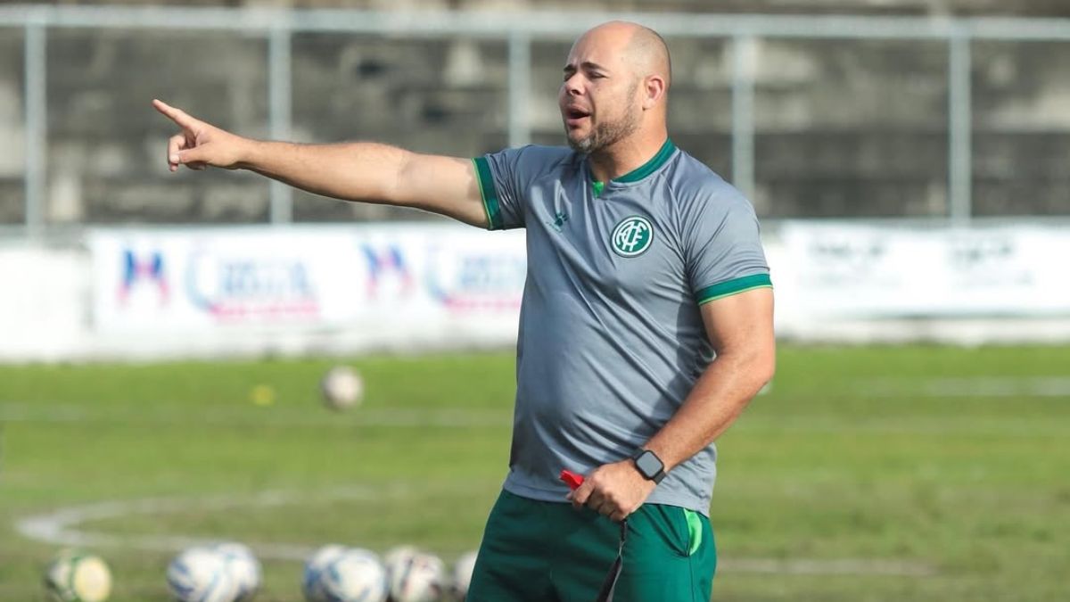 América-PE inicia Série A2 com base campeã, scout intenso e novas apostas africanas 1 América-PE se prepara para a Série A2 do Campeonato Pernambucano 2025 - Na foto o técnico Adriano Souza